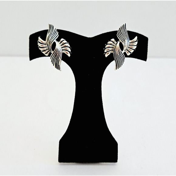 Vintage Coro Earrings Silvertone Swirl Feathered Wing Classic Midcentury Clip On - Picture 1 of 8